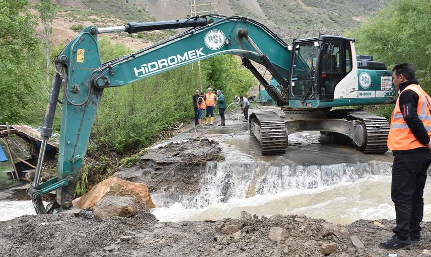 Erzurum'da heyelan: HES barajı borusundaki sızmadan kaynaklı heyelan meydana geldi!