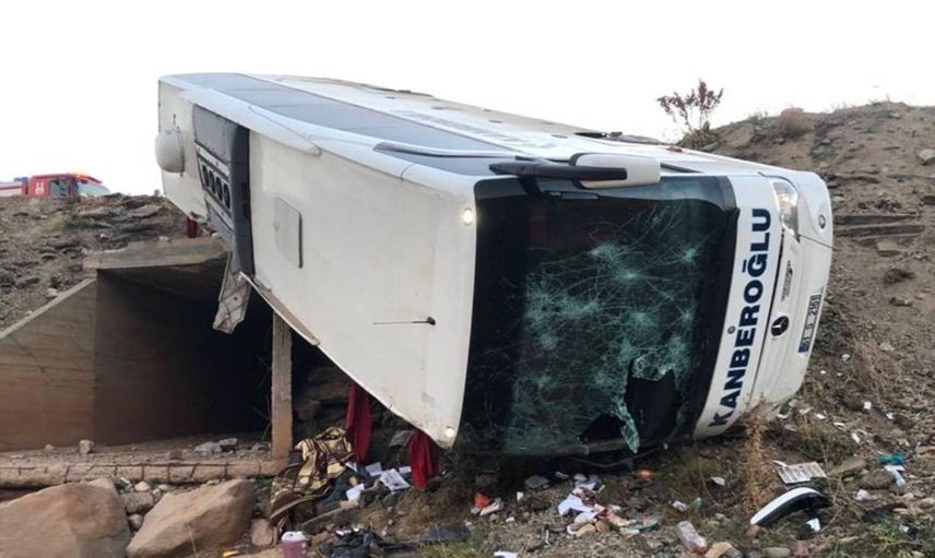 Erzurum’da korkunç kaza: Yolcu otobüsü şarampole yuvarlandı: Çok sayıda ölü ve yaralı var
