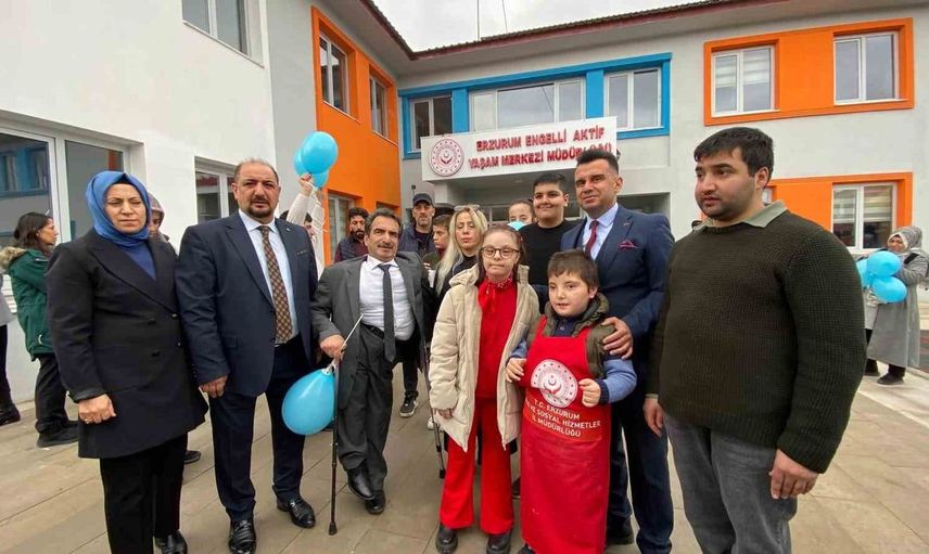 Erzurum'da Otizm Farkındalığı İçin Mavi Balonlar Bırakıldı