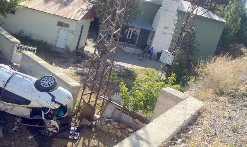 Erzurum’da otomobil 5 metreden yere çakıldı: Çok sayıda ölü ve yaralı var