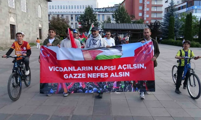 Erzurum'da sağlıkçılar 137'inci kez Gazze için yürüdü