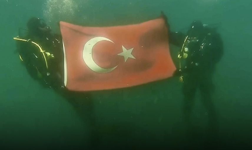 Erzurum’da SAK Timi Donmuş Gölde Türk Bayrağı Açtı