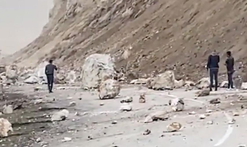 Erzurum'da Yaşanan Şiddetli Depremin Ardından Karayolunda Heyelan Meydana Geldi