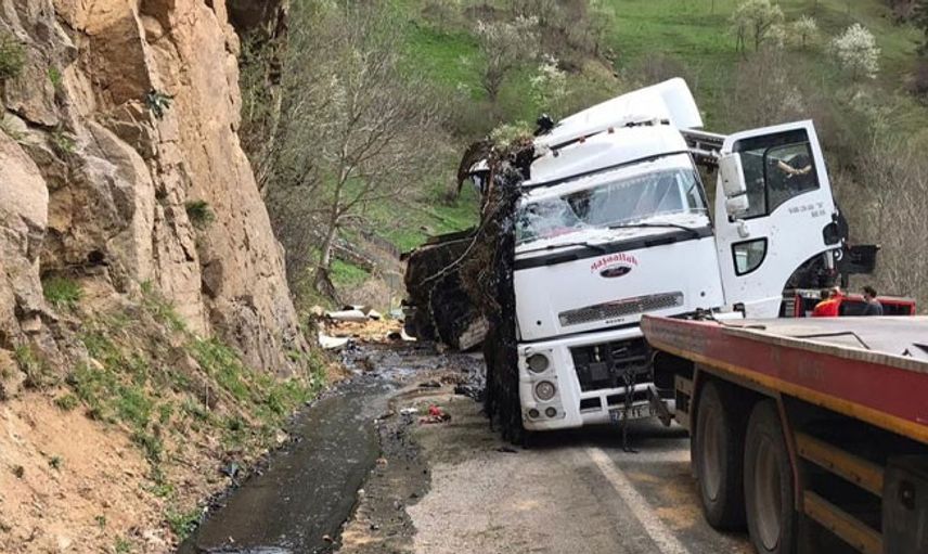 Erzurum'da Zift Dolu Tanker Devrilince Ulaşım Kapandı