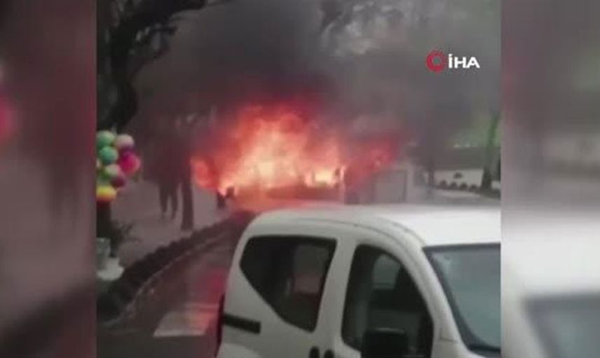 Esenler'de Park Halindeki Araç Yanarak Küle Döndü