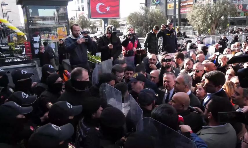 Esenyurt'ta CHP'ye bir müdahale daha: Vekiller arbedede kaldı