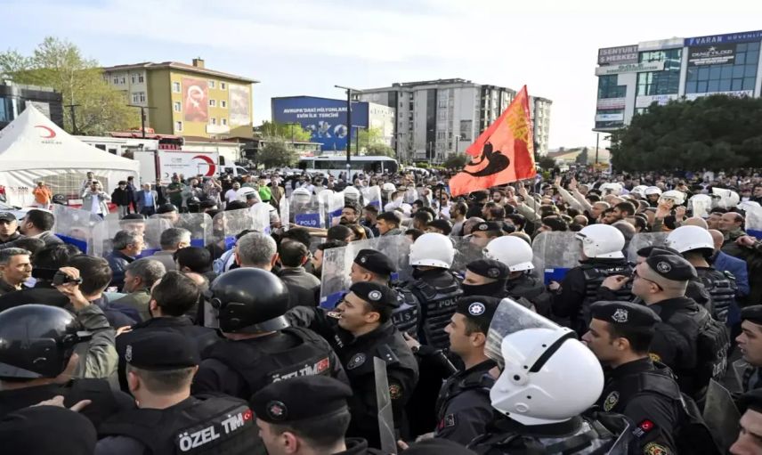 Esenyurt'ta gerilim: DEM Partili grup MHP bayrağı asılı evleri taşladı!