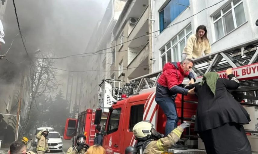 Esenyurt'ta meydana gelen yangın paniğe yol açtı: Vatandaşlar binada mahsur kaldı!