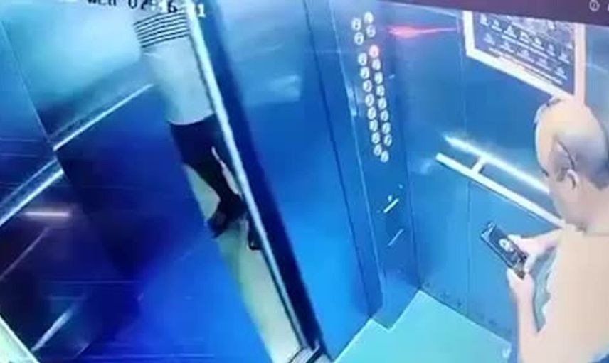 Eski yöneticiler asansörde karşılaşınca yumruklar havada uçuştu