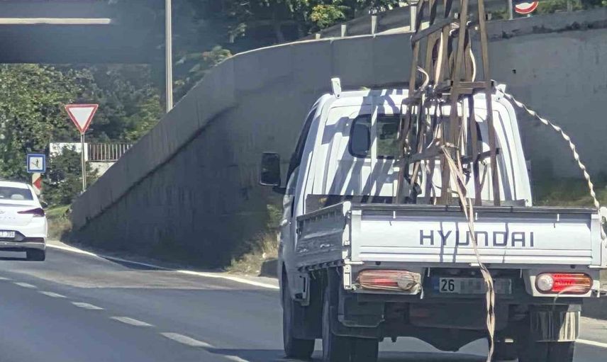 Eskişehir çevre yolundaki kamyonet trafiği tehlikeye attı