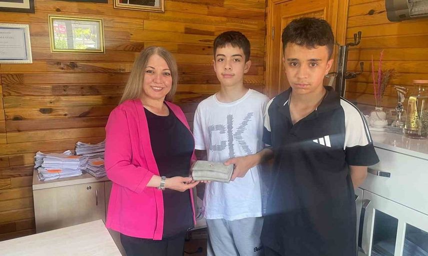 Eskişehir'de Dürüstlük Örneği: İki Çocuk Cüzdanı Sahiplerine Teslim Etti