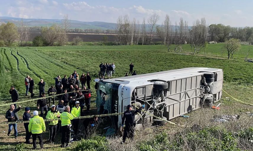 Eskişehir’de katliam gibi kaza: İşçi servisi devrildi, ölü ve yaralılar var