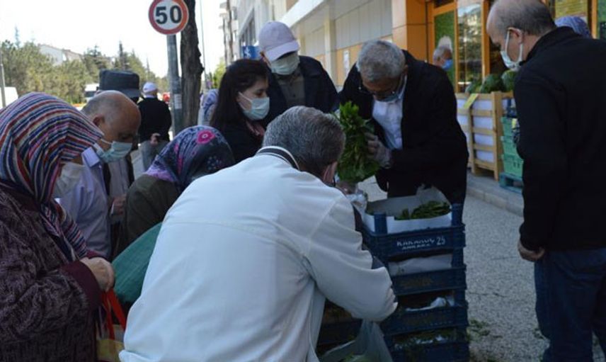 Eskişehir’de Koronavirüse Rağmen Market Önünde Kuyruk Oluştu