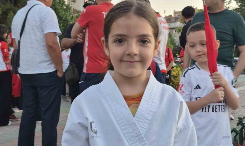 Eskişehir'de miniklerden 15 Temmuz'da anlamlı sancak koşusu
