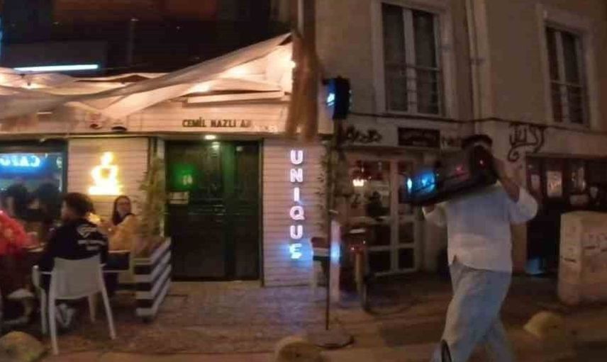 Eskişehir'de müzik çalarla yürüyen kişi tepki çekti