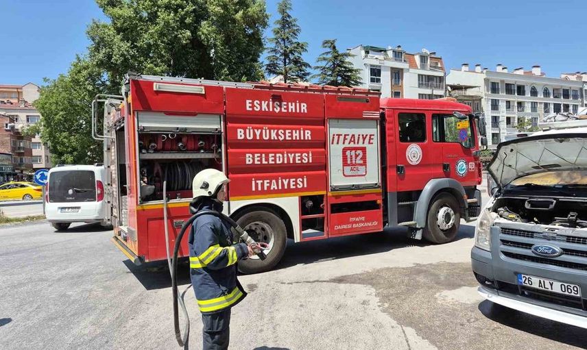 Eskişehir'de park halindeyken navigasyon cihazı patlayan kamyonette yangın çıktı