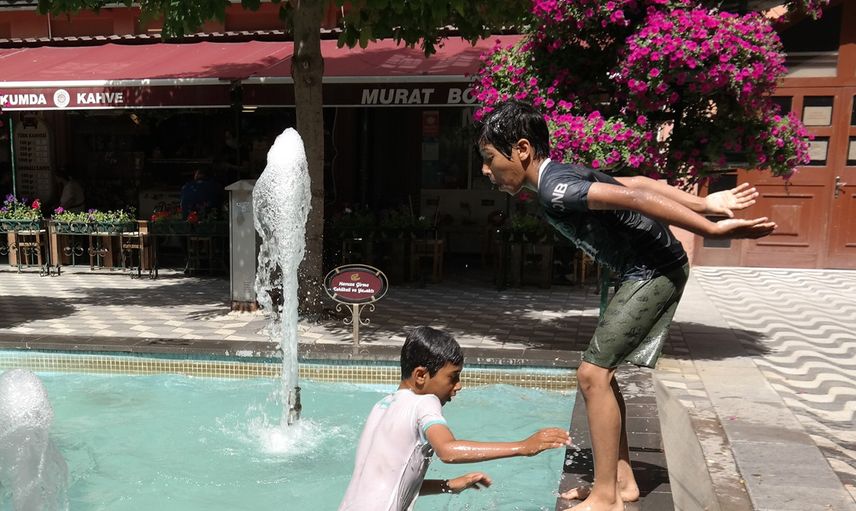 Eskişehir’de Sıcaktan Bunalan Çocuklar Kendilerini Tehlikeye Attı