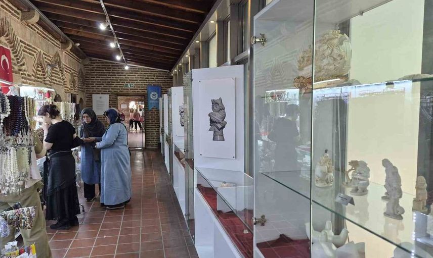 Eskişehir'deki tarihi külliyede lüle taşı sergisine yoğun ilgi