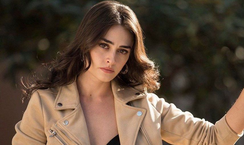 Esra Bilgiç, iç çamaşırı reklamı fotoğrafları