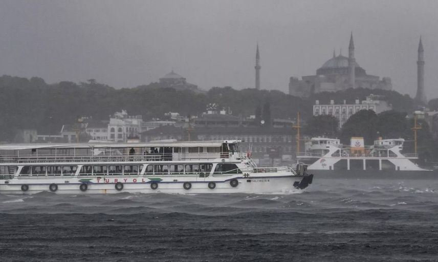 Etkisini artıran lodos nedeniyle vapur seferleri iptal edildi