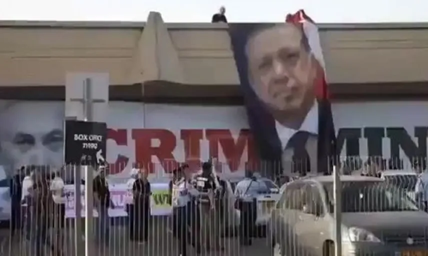 Eurovision Şarkı Yarışması'nın Düzenlendiği Binaya Cumhurbaşkanı Erdoğan'ın Posteri Asıldı