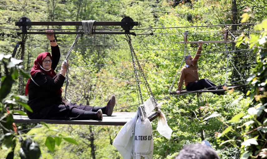 Ev ve arazilerine kendi yaptıkları ilkel teleferikle ulaşmaya çalışıyorlar!