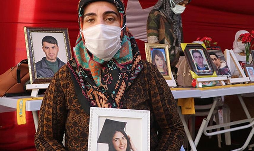 Evlat Nöbetindeki Acılı Annenin Umutlu Bekleyişi: Ceylan'ımı Alana Kadar Bu Kapıdan Gitmem