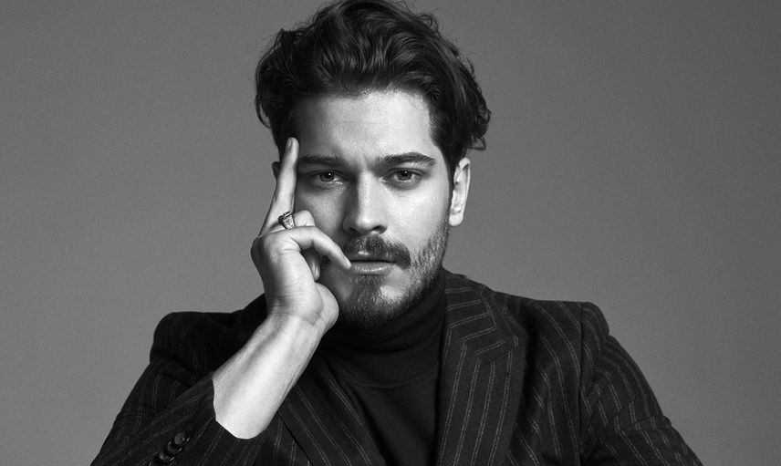 Evlenmeyi planladıkları Duygu Sarışın'la ayrılan Çağatay Ulusoy, ünlü oyuncu ile sarmaş dolaş görüldü