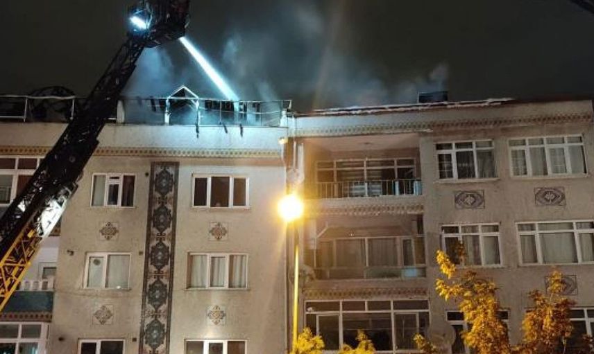 Eyüpsultan'da 5 Katlı Binanın Çatısı Alevler İçinde Yanıp Kül Oldu