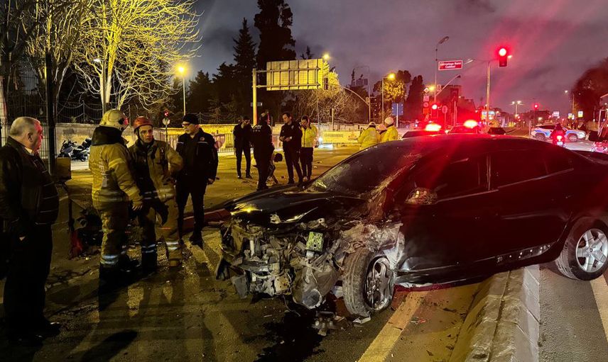 Eyüpsultan'da korkutan kaza! Sürücü bariyerlere çarptı
