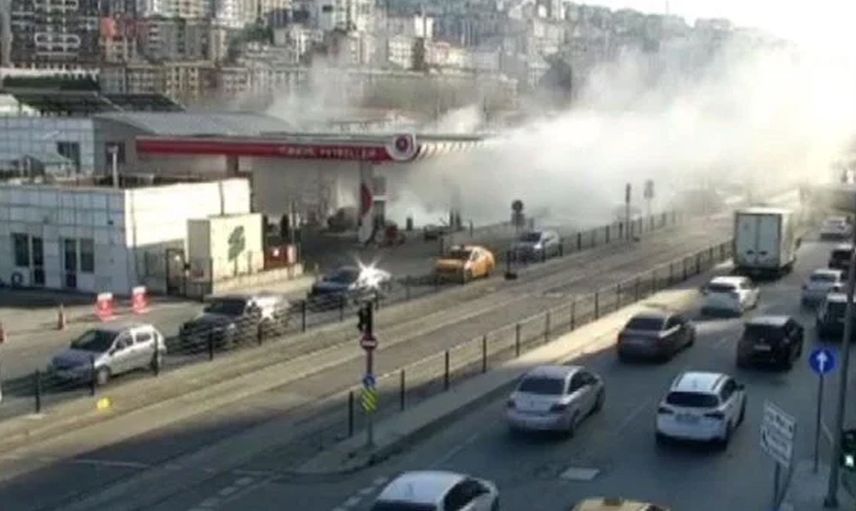 Eyüpsultan'da korkutan yangın: Pompaya çarpan araç alev aldı