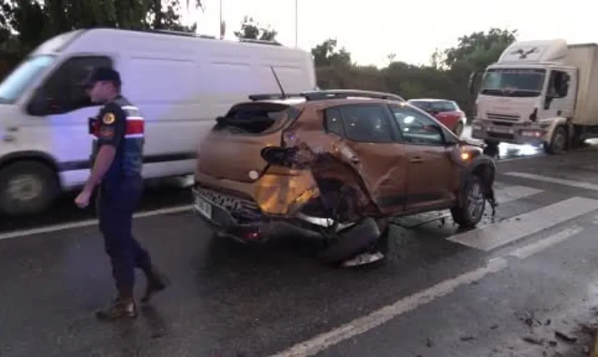 Kırmızı ışık ihlali sonucu Manavgat'ta kaza: 2 yaralı