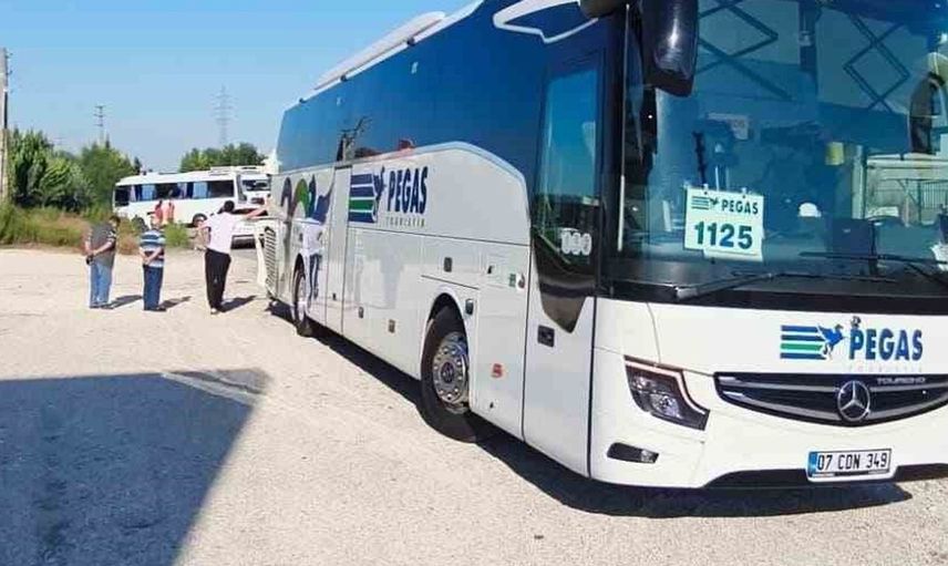 Antalya'da tur otobüsü ve minibüs çarpıştı: 6 kişi yaralandı