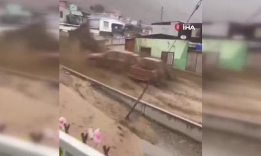 Şili'de Tocopilla kentinde şiddetli sel felaketi: Araçlar sürüklendi