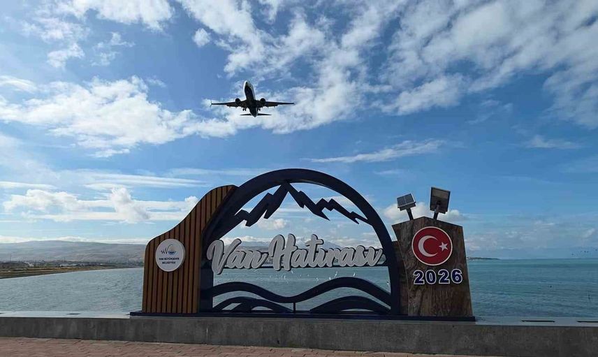 Van'da karla kaplanan dağlar ve gölün muhteşem buluşması