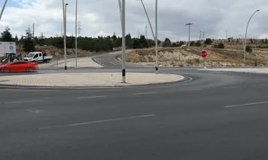 Kontrolsüz çıkış yapan otomobil, genç motosiklet sürücüsünün hayatına mal oldu