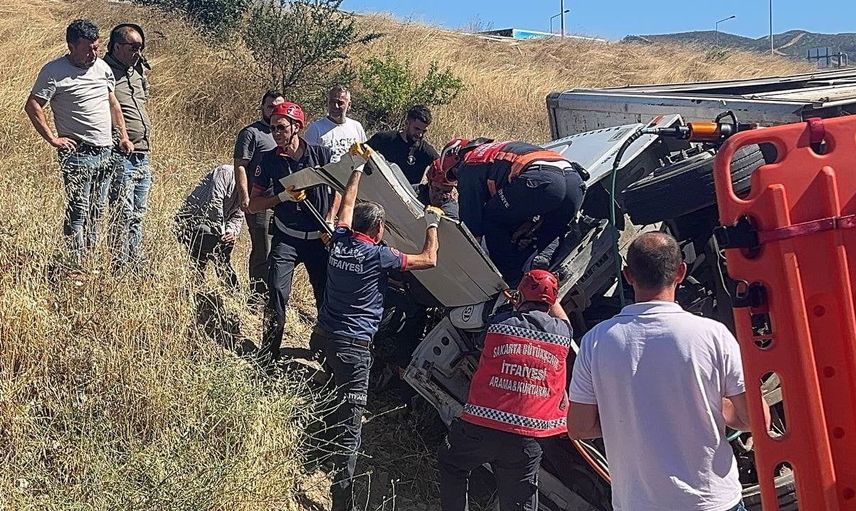 Freni boşalan şeftali yüklü kamyon otomobilin üzerine devrildi: 6 yaralı