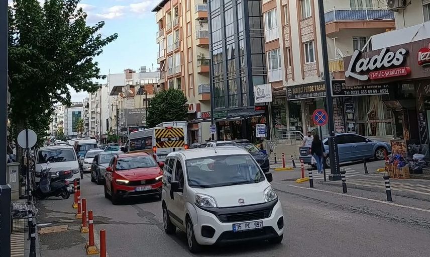 İzmir'de trafiğe kayıtlı araç sayısı 2,1 milyonu aştı