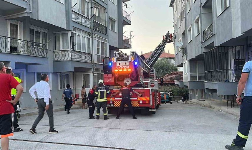 Burdur’da 3 katlı binada çıkan yangında 6 kişi itfaiye ekiplerince kurtarıldı