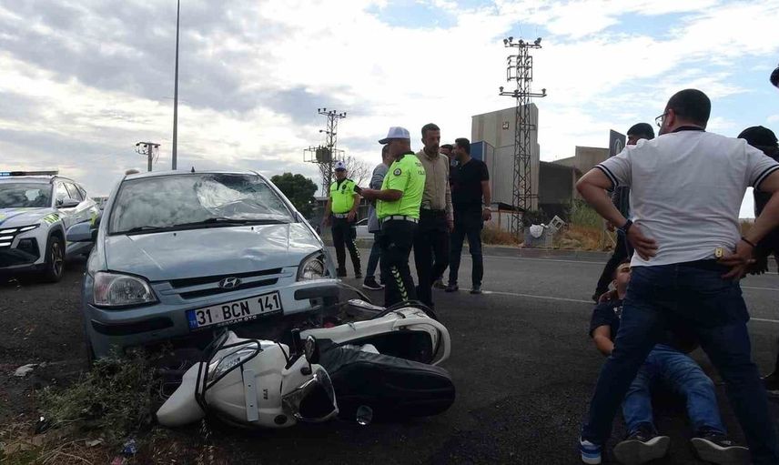 Kilis'te motosiklet ve otomobil çarpıştı: 1’i ağır, 2 yaralı