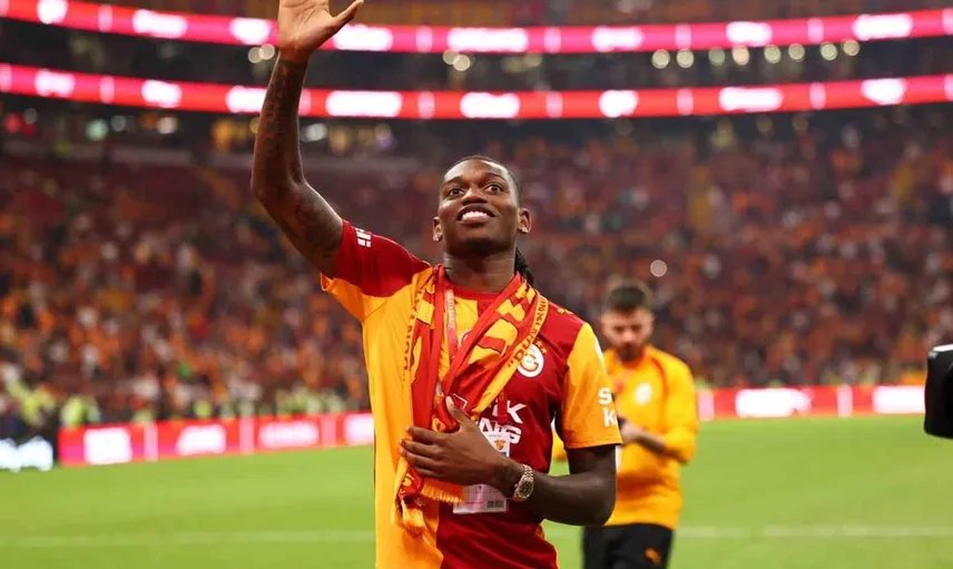 Rafael Leao, galatasaray-göztepe maçında taraftarları selamladı