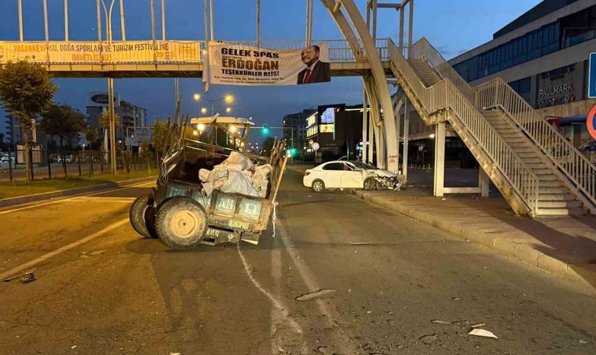 Batman'da traktör ile otomobil çarpıştı, iki kişi yaralandı