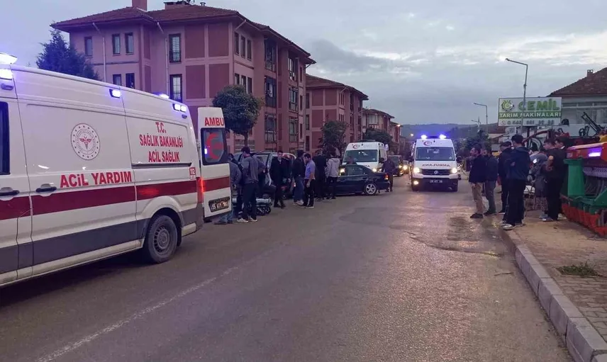 Samsun'da iki otomobil çarpıştı: Dört kişi hastaneye kaldırıldı