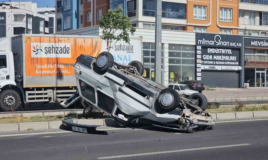 Kayseri'de tırla çarpışan otomobilin takla atma anları görüntülendi