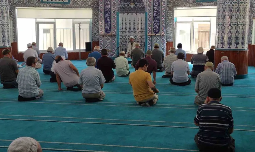 Kekemeliğine rağmen Kur’an-ı Kerim’i rahatlıkla okuyan imam: Veysel Karani Karaer