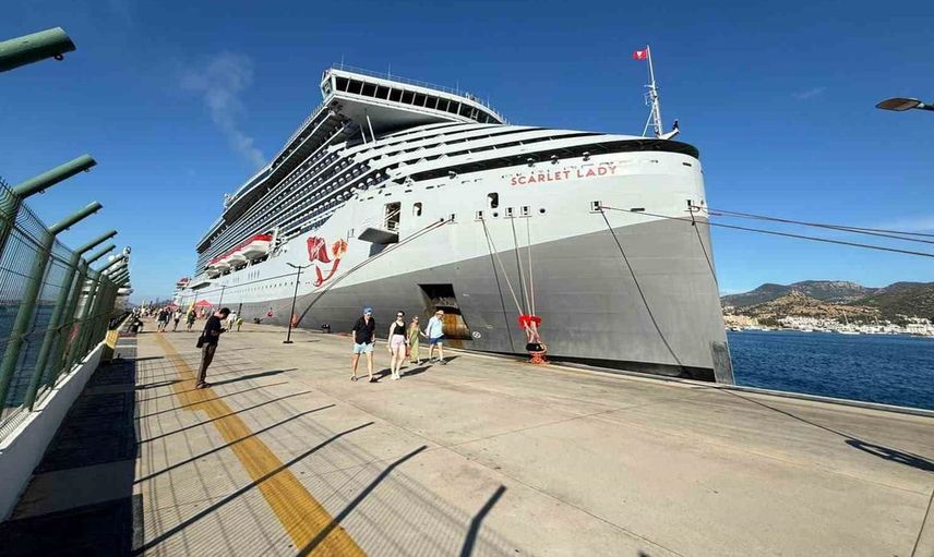 Bodrum'a dev yolcu gemisi ile binlerce turist akını