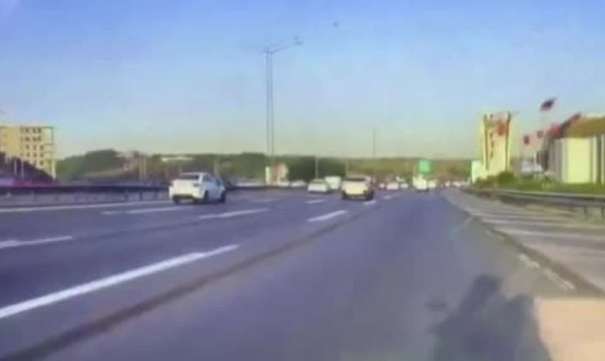 Gaziosmanpaşa'da otomobil kazası anı kamerada: bir yaralı