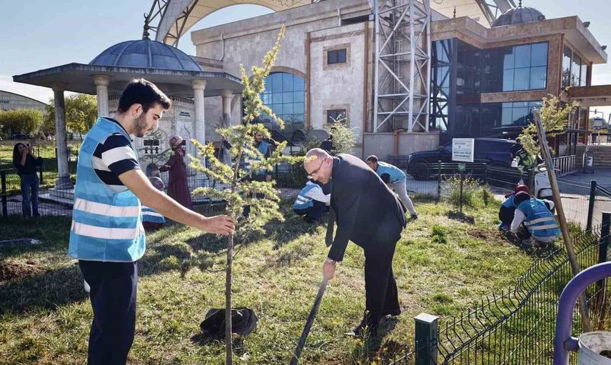 Afyonkarahisar'da doğa sevgisini artırmak için fidan dikim etkinliği düzenlendi