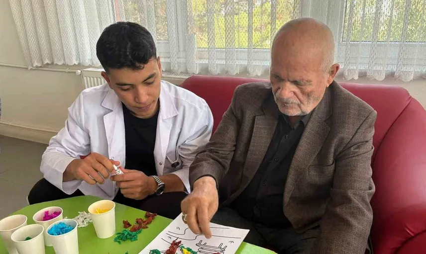 Eskişehir'de üniversite öğrencileri, yaşlılar için anlamlı bir etkinlik düzenledi