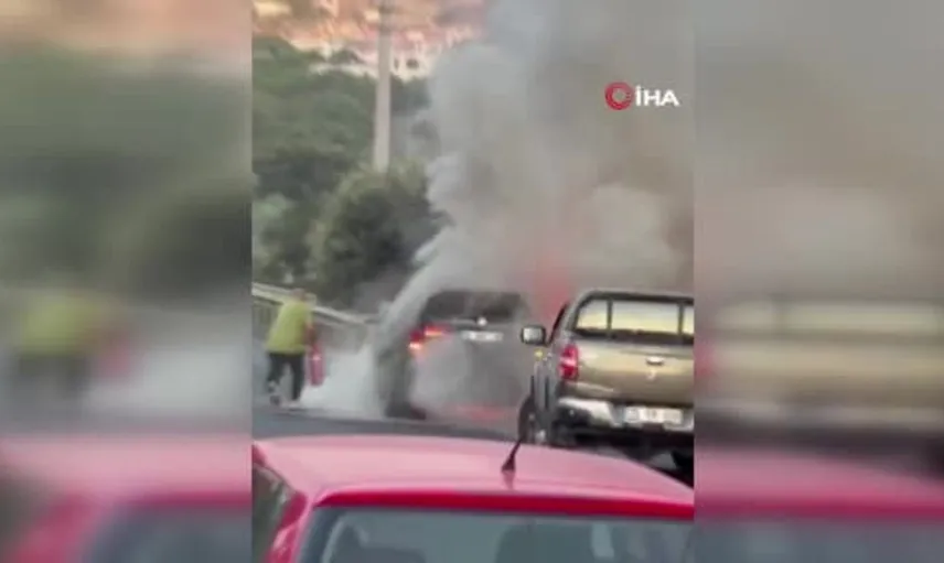Muğla'da seyir halindeki otomobil alev alev yandı